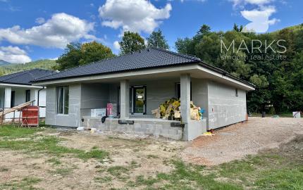 AKTUALIZOVANÉ -4 izbový bungalov na kľúč v tvare L s pozemkom 786 m²