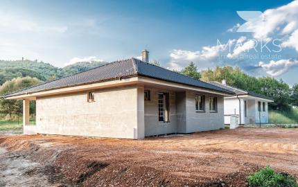 AKTUALIZOVANÉ -4 izbový bungalov na kľúč v tvare L s pozemkom 786 m²