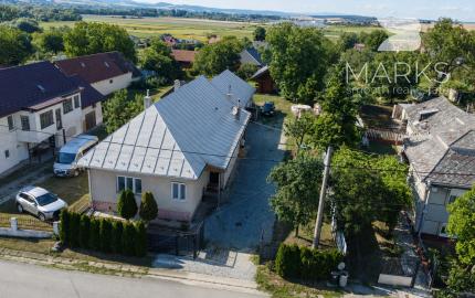 DVA DOMY | VIDIECKY DOM A MASÍVNY ZRUB V OBCI PLOSKÉ