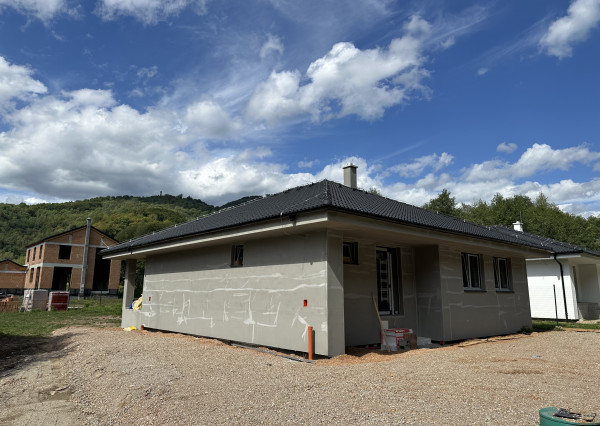 AKTUALIZOVANÉ -4 izbový bungalov na kľúč v tvare L s pozemkom 786 m²