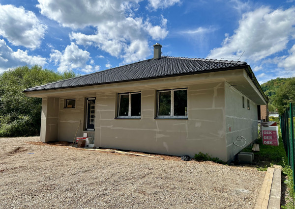 AKTUALIZOVANÉ -4 izbový bungalov na kľúč v tvare L s pozemkom 786 m²