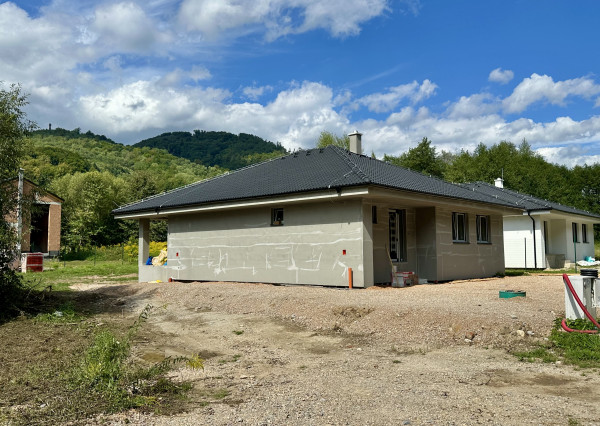 AKTUALIZOVANÉ -4 izbový bungalov na kľúč v tvare L s pozemkom 786 m²