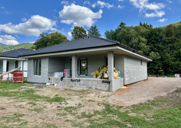AKTUALIZOVANÉ -4 izbový bungalov na kľúč v tvare L s pozemkom 786 m²