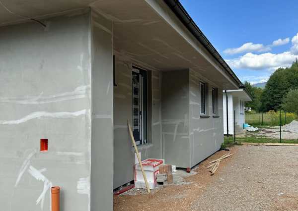 AKTUALIZOVANÉ -4 izbový bungalov na kľúč v tvare L s pozemkom 786 m²