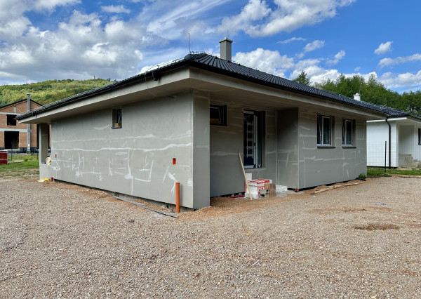 AKTUALIZOVANÉ -4 izbový bungalov na kľúč v tvare L s pozemkom 786 m²