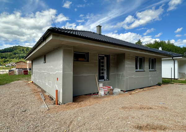 AKTUALIZOVANÉ -4 izbový bungalov na kľúč v tvare L s pozemkom 786 m²
