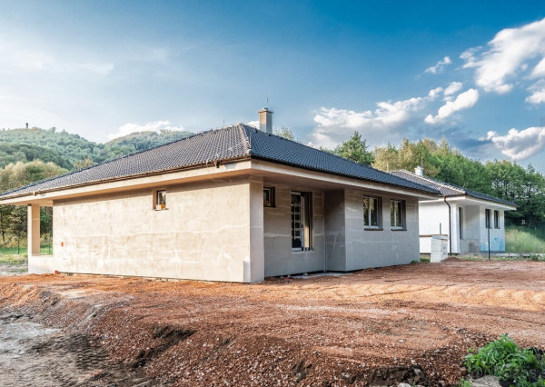 AKTUALIZOVANÉ -4 izbový bungalov na kľúč v tvare L s pozemkom 786 m²