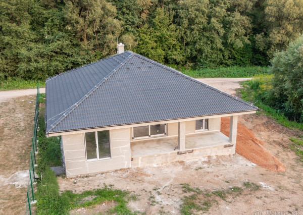 AKTUALIZOVANÉ -4 izbový bungalov na kľúč v tvare L s pozemkom 786 m²
