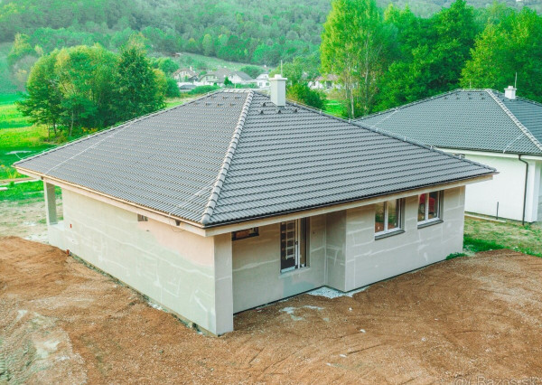 AKTUALIZOVANÉ -4 izbový bungalov na kľúč v tvare L s pozemkom 786 m²