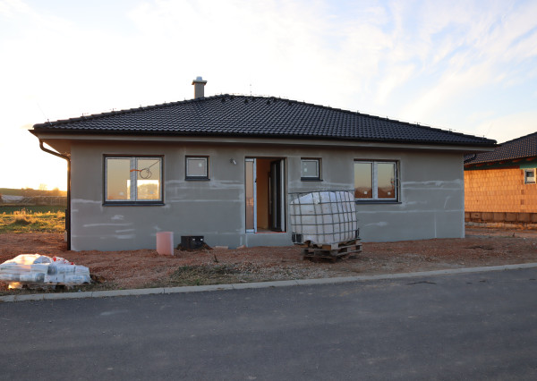 Skolaudovaný dom so zníženou cenou. Stačí sa nasťahovať.