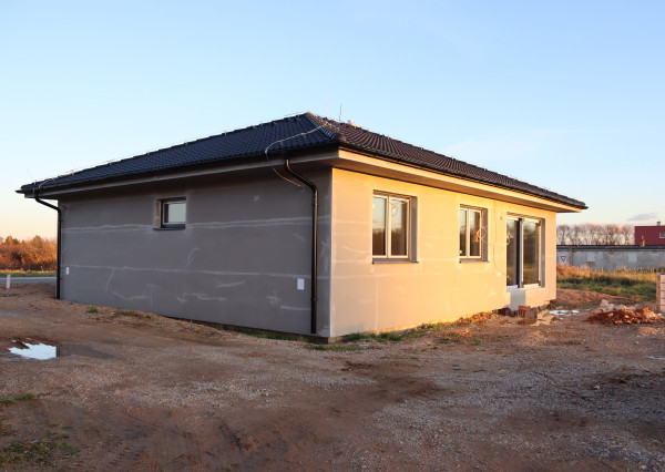 Skolaudovaný dom so zníženou cenou. Stačí sa nasťahovať.