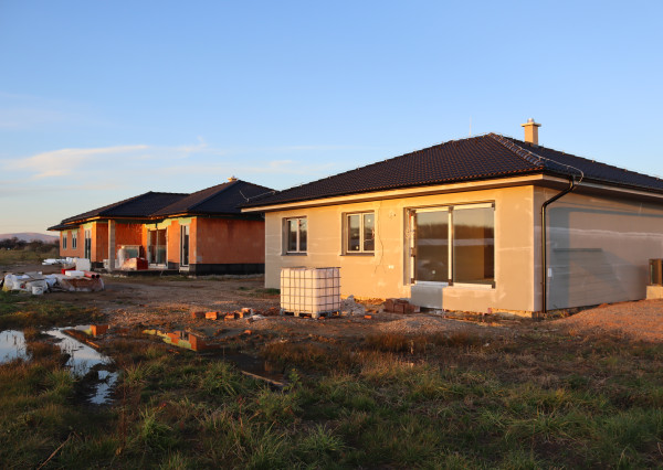 Skolaudovaný dom so zníženou cenou. Stačí sa nasťahovať.