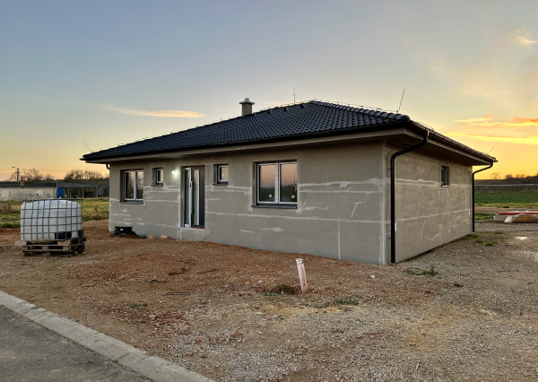 Skolaudovaný dom so zníženou cenou. Stačí sa nasťahovať.