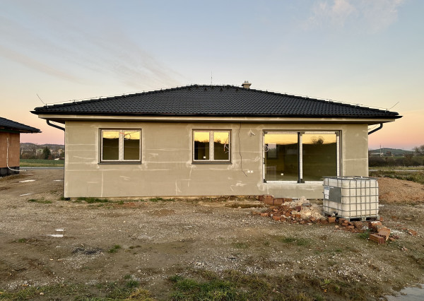 Skolaudovaný dom so zníženou cenou. Stačí sa nasťahovať.