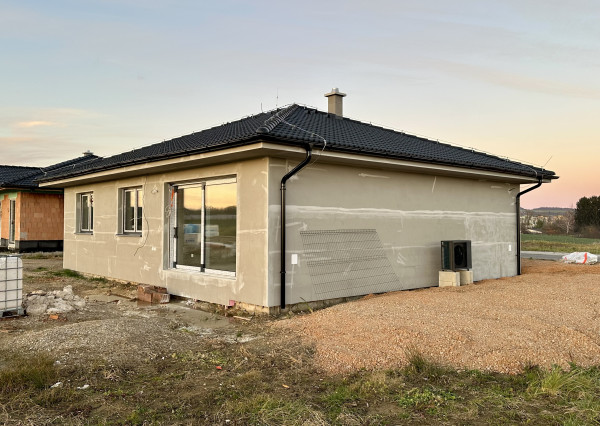 Skolaudovaný dom so zníženou cenou. Stačí sa nasťahovať.