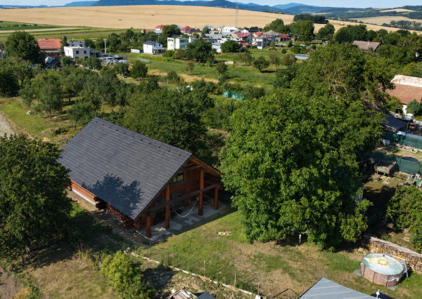 DVA DOMY | VIDIECKY DOM A MASÍVNY ZRUB V OBCI PLOSKÉ