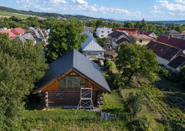 DVA DOMY | VIDIECKY DOM A MASÍVNY ZRUB V OBCI PLOSKÉ