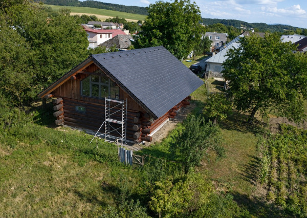 DVA DOMY | VIDIECKY DOM A MASÍVNY ZRUB V OBCI PLOSKÉ