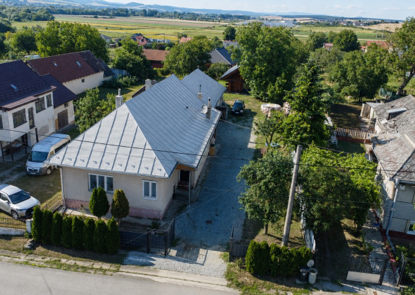 DVA DOMY | VIDIECKY DOM A MASÍVNY ZRUB V OBCI PLOSKÉ