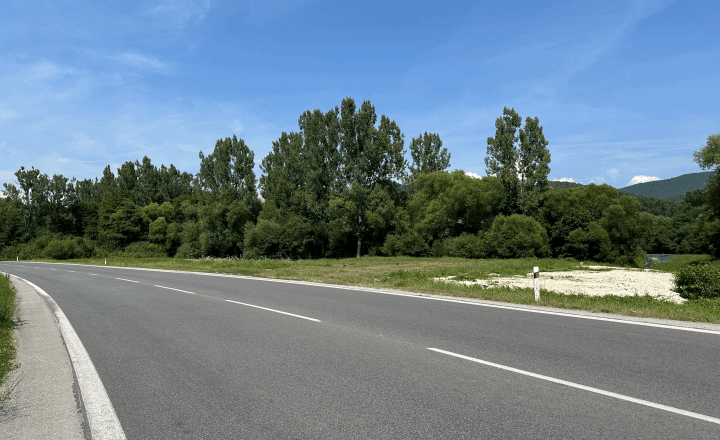 Pozemok ideálny na podnikateľské účely - fotografia 1