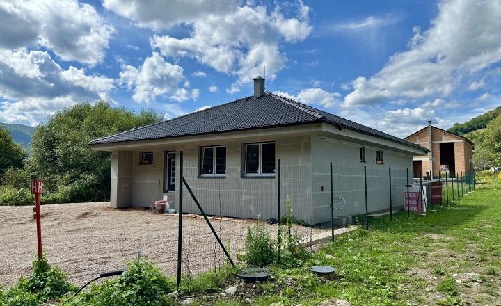 PREDANÉ - 4 izbový bungalov na kľúč v tvare L s pozemkom 786 m² - fotografia 6