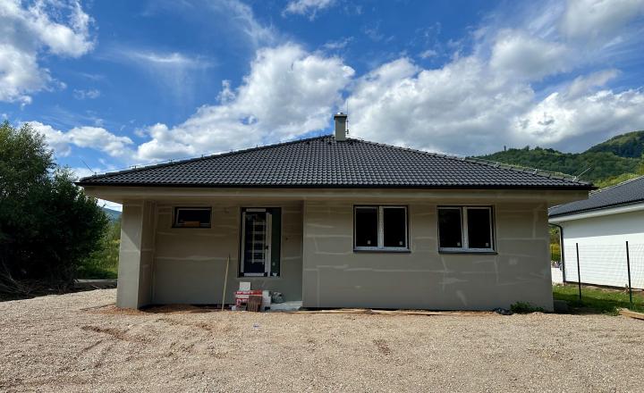 PREDANÉ - 4 izbový bungalov na kľúč v tvare L s pozemkom 786 m² - fotografia 7