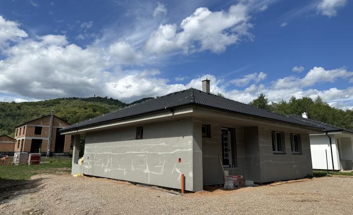 PREDANÉ - 4 izbový bungalov na kľúč v tvare L s pozemkom 786 m² - fotografia 8
