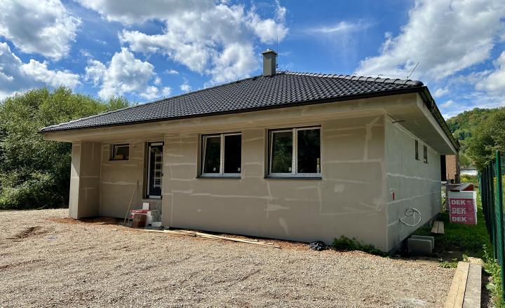 PREDANÉ - 4 izbový bungalov na kľúč v tvare L s pozemkom 786 m² - fotografia 9