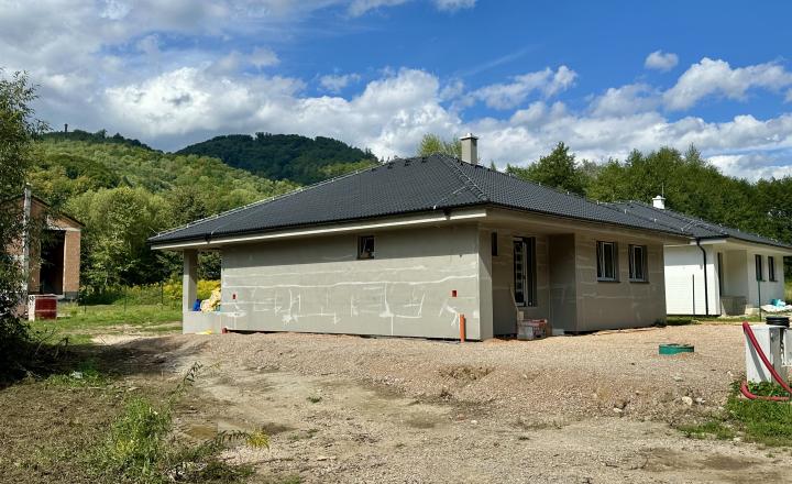PREDANÉ - 4 izbový bungalov na kľúč v tvare L s pozemkom 786 m² - fotografia 10
