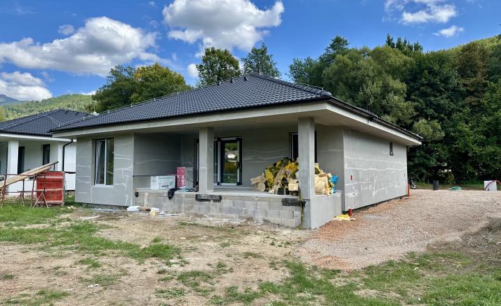 PREDANÉ - 4 izbový bungalov na kľúč v tvare L s pozemkom 786 m² - fotografia 12
