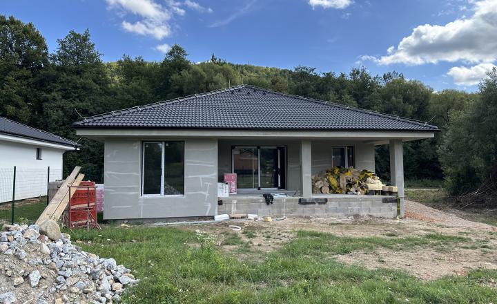PREDANÉ - 4 izbový bungalov na kľúč v tvare L s pozemkom 786 m² - fotografia 11