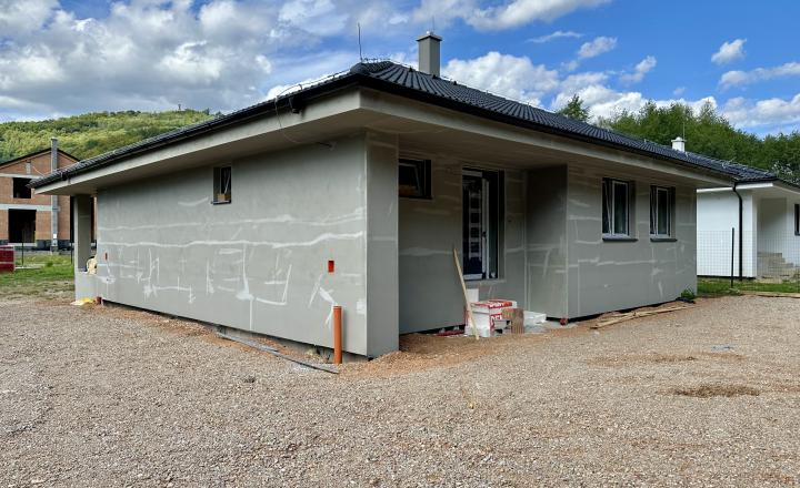 PREDANÉ - 4 izbový bungalov na kľúč v tvare L s pozemkom 786 m² - fotografia 13