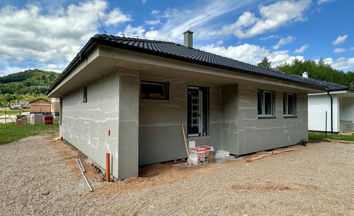 PREDANÉ - 4 izbový bungalov na kľúč v tvare L s pozemkom 786 m² - fotografia 14