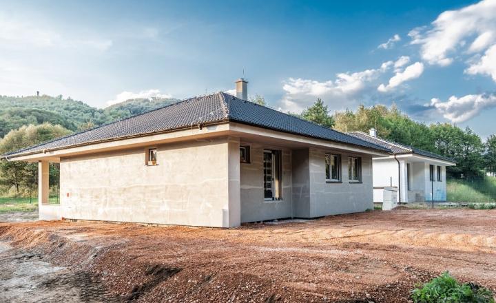 PREDANÉ - 4 izbový bungalov na kľúč v tvare L s pozemkom 786 m² - fotografia 5