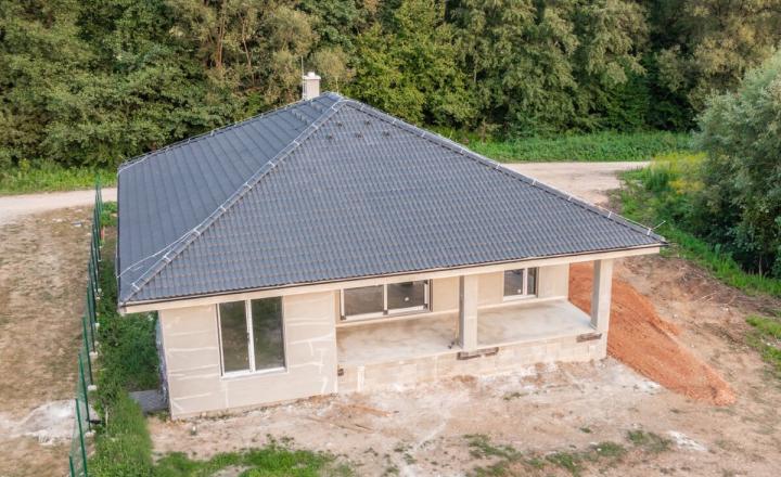 PREDANÉ - 4 izbový bungalov na kľúč v tvare L s pozemkom 786 m² - fotografia 4