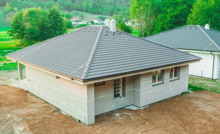PREDANÉ - 4 izbový bungalov na kľúč v tvare L s pozemkom 786 m² - fotografia 3