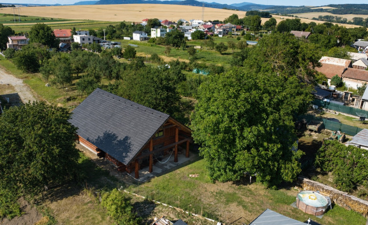 DVA DOMY | VIDIECKY DOM A MASÍVNY ZRUB V OBCI PLOSKÉ - fotografia 5