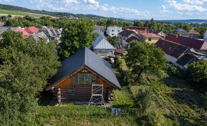 DVA DOMY | VIDIECKY DOM A MASÍVNY ZRUB V OBCI PLOSKÉ - fotografia 8
